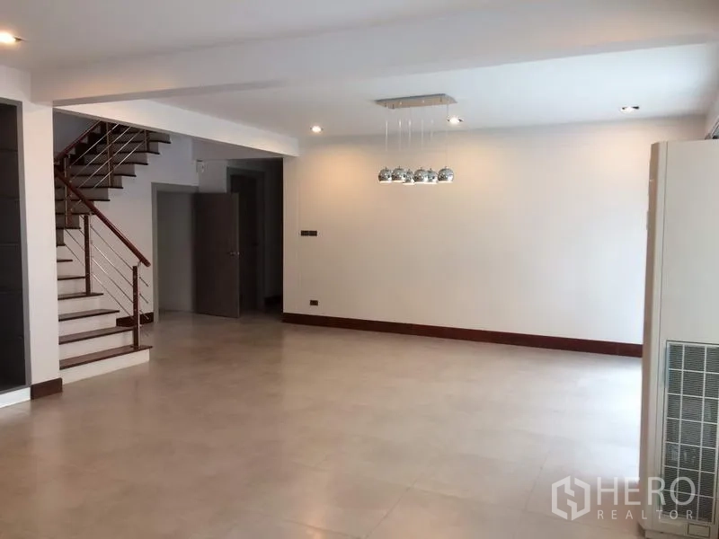 独立式住宅 出租或出售在Khan Na Yao, Bangkok - 开放式客餐厅，吊灯与楼梯相连