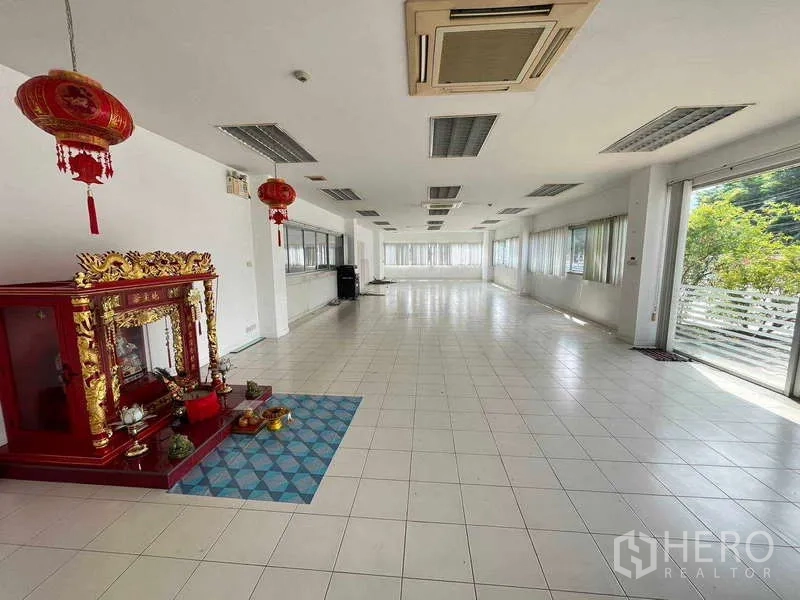 货栈 出租在Lat Krabang, Bangkok - 宽敞办公室，三面窗户采光充足。