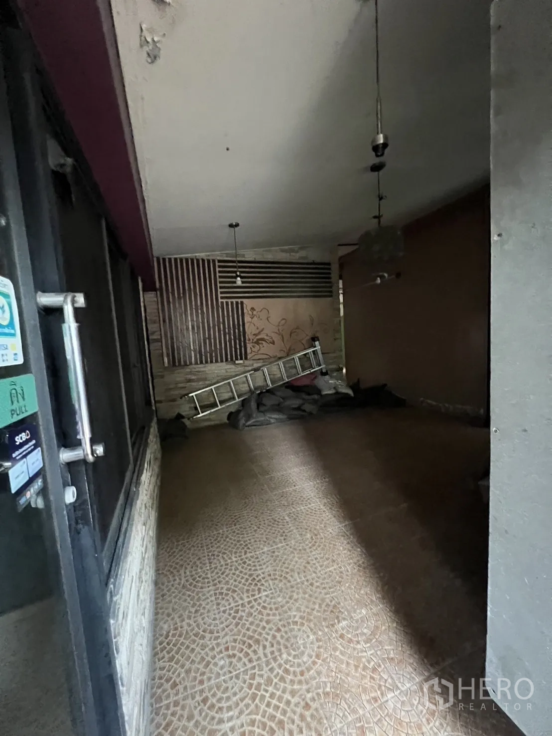 พื้นที่ขายปลีก ให้เช่าในWatthana, Bangkok - ทางเดินในร่ม พื้นกระเบื้องและโคมแขวนภายในพื้นที่ร้าน