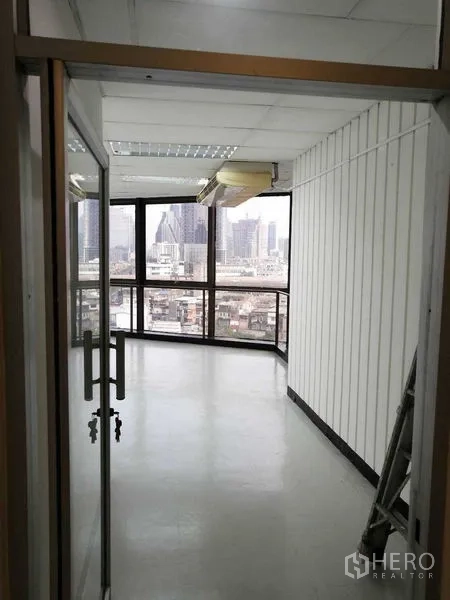 办公空间 出租在Bang Rak, Bangkok - 转角办公室，玻璃门与环幕窗，俯瞰曼谷天际线。