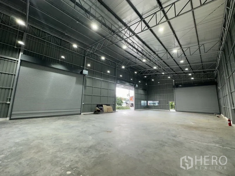 คลังสินค้า ให้เช่าในBang Kapi, Bangkok - ฮอลล์โกดังมีประตูม้วนระบบอัตโนมัติสองบานและช่องโหลดกว้าง