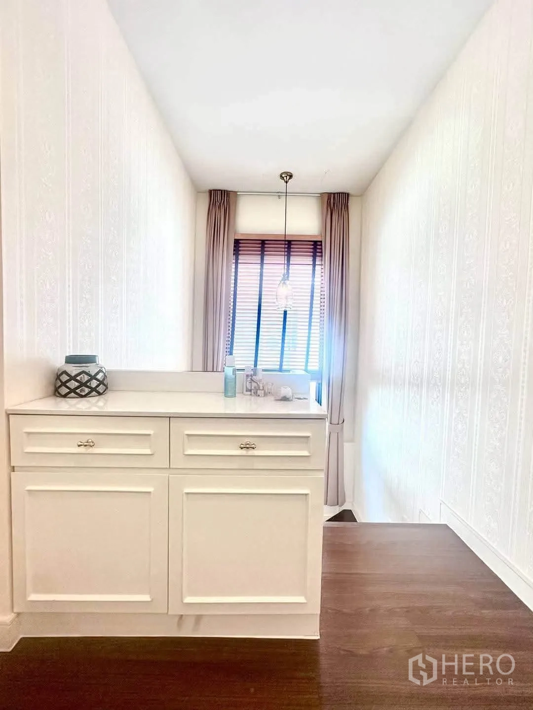 Detached House for rent in Bang Kapi, Bangkok - Upstairs landing with built-in white cabinet and a window.