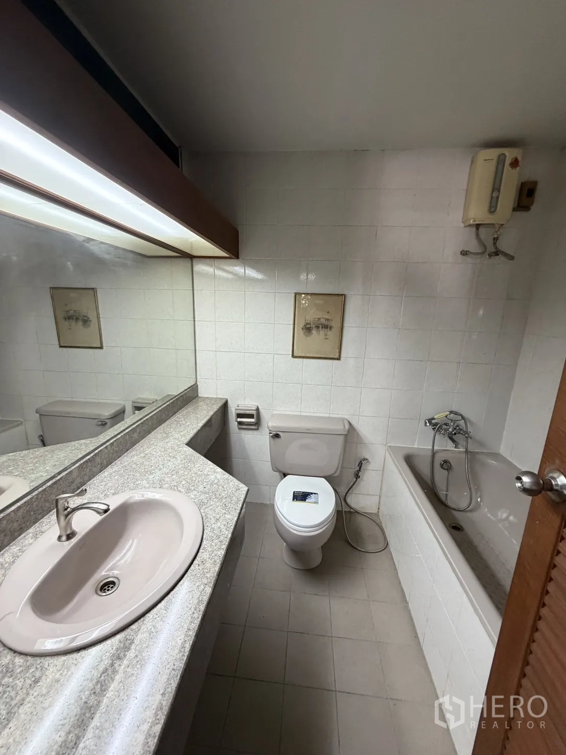 โฮมออฟฟิศ for rent in Watthana, Bangkok - ห้องน้ำพร้อมเคาน์เตอร์หินแกรนิตยาว โถสุขภัณฑ์ และอ่างอาบน้ำ