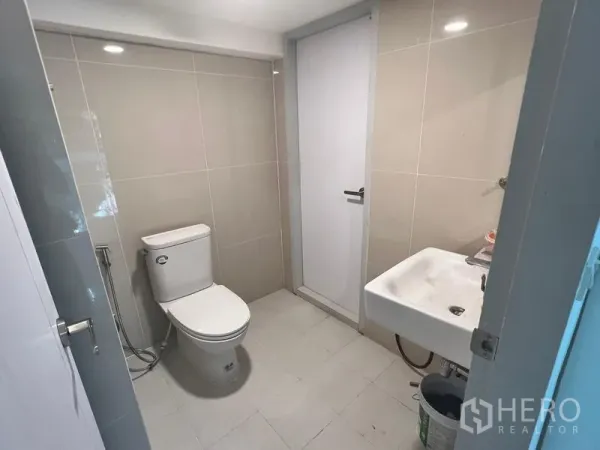 อาคารพาณิชย์ ให้เช่าในKhlong Toei, Bangkok - ห้องน้ำกระเบื้องสีอ่อนพร้อมโถสุขภัณฑ์และอ่างล้างมือ