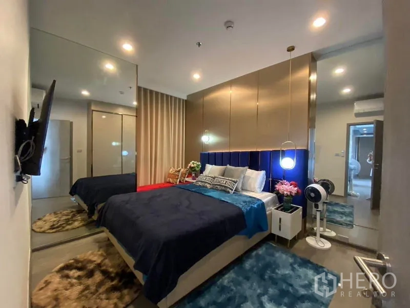 公寓 出租 - 主卧配蓝色软包床头、吊灯与镜面衣柜