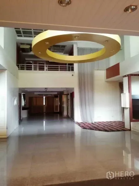 办公空间 出租在Khlong Toei, Bangkok - 挑高中庭配圆形天花装饰与夹层栏杆。