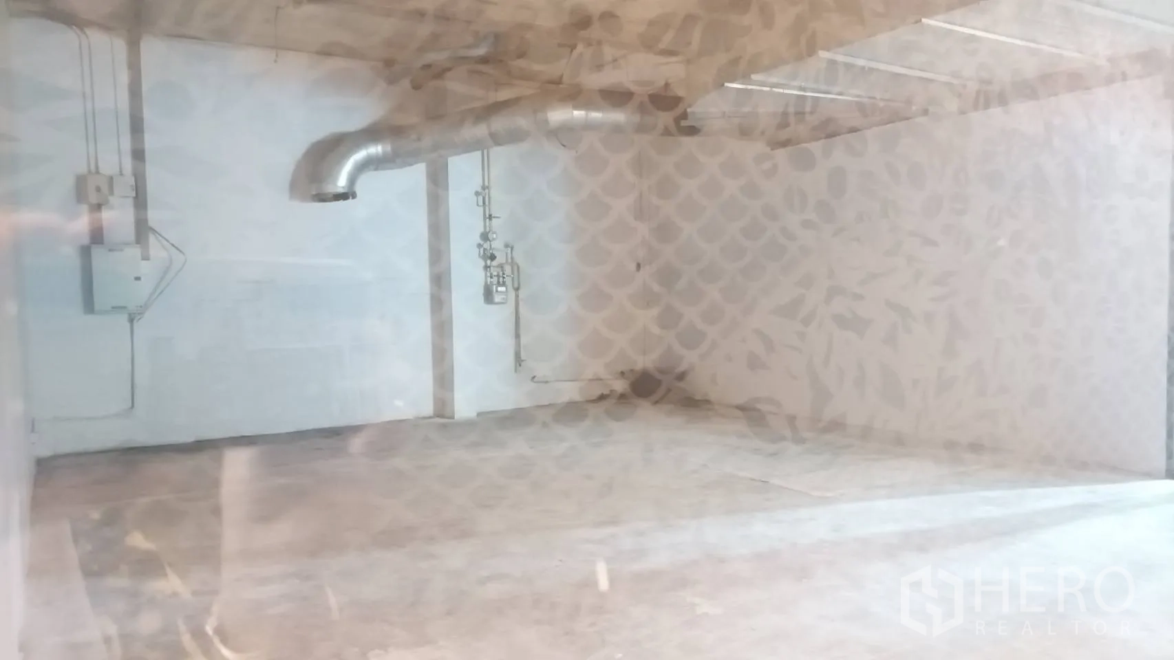 零售空间 出租 - 店内毛坯，外露通风管道与水电表箱。