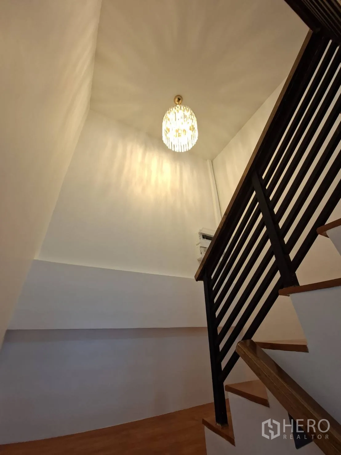 家庭办公室 for rent in Phra Khanong, Bangkok - 木踏步楼梯与现代吊灯。