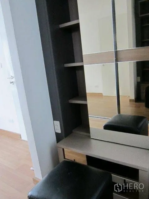 คอนโด ให้เช่าในKhlong Toei, Bangkok - มุมโต๊ะแต่งหน้าบิวท์อินพร้อมกระจก ชั้นเก็บของ และสตูล