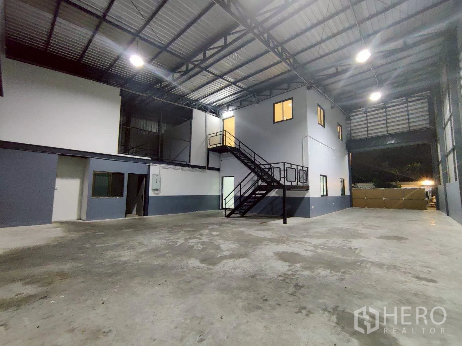 โกดัง for rent in Lam Luk Ka, Pathum Thani - ฮอลล์เก็บสินค้ากว้างพร้อมผนังช่องลมและบล็อกออฟฟิศภายใน.