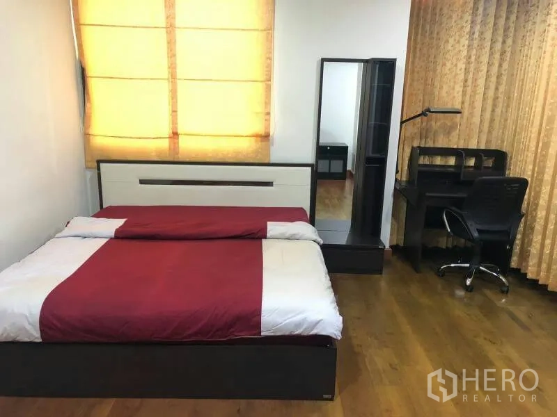 คอนโด ให้เช่าในWatthana, Bangkok - ห้องนอนอบอุ่น เตียงคู่ โต๊ะทำงาน เก้าอี้ กระจกแต่งตัว และม่านยาว