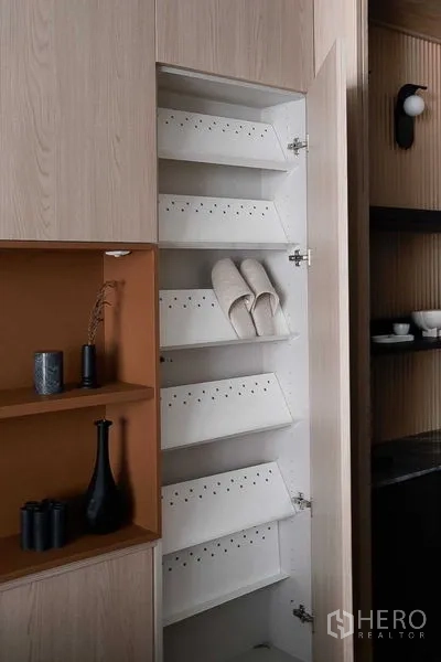 คอนโด ขายในRatchathewi, Bangkok - ตู้สูงพร้อมชั้นเก็บรองเท้าแบบดึงและชั้นตกแต่ง