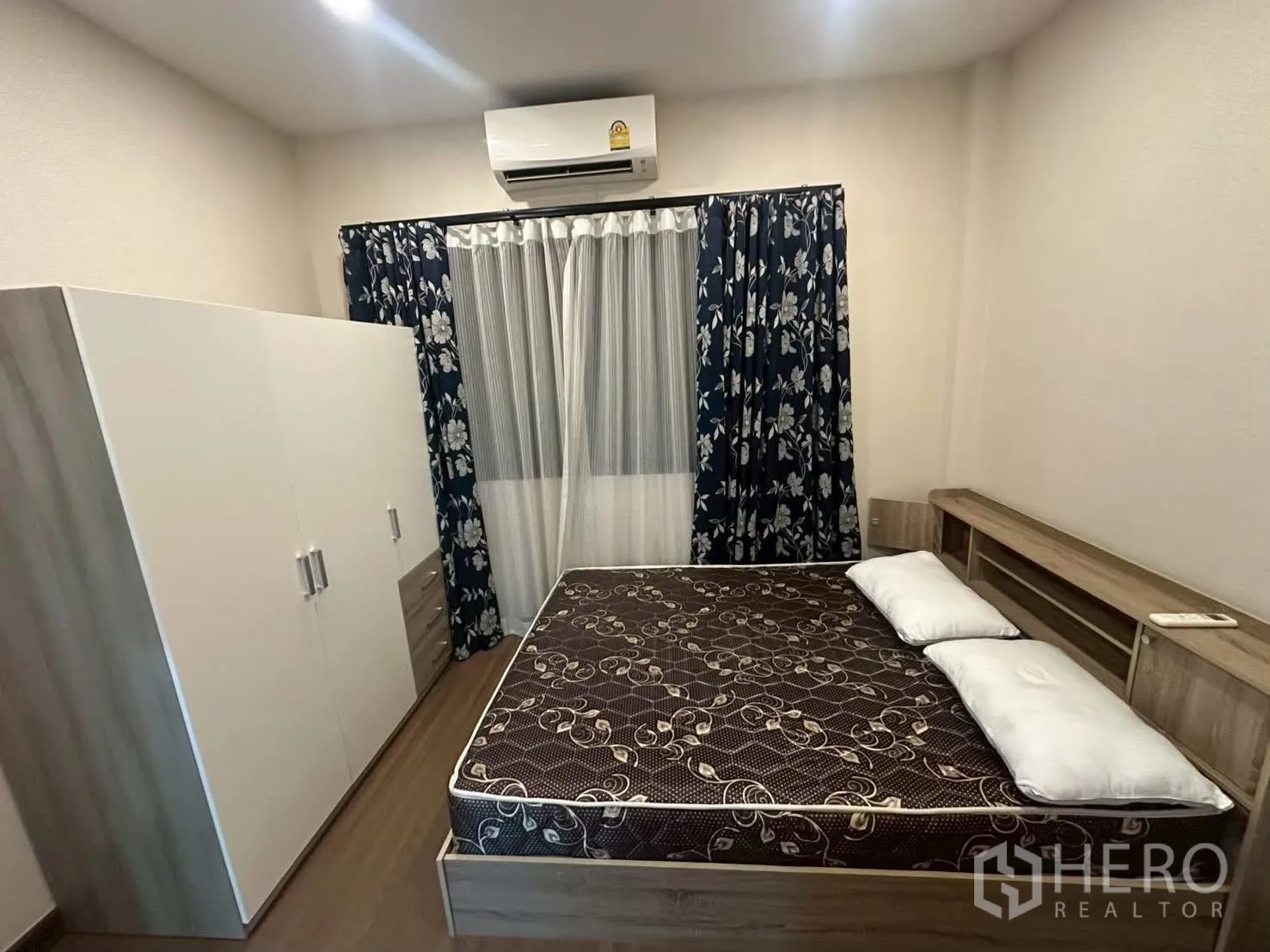 独栋房屋 for rent in Bang Phli, Samut Prakan - 次卧配双人床、白色衣柜与花纹窗帘。