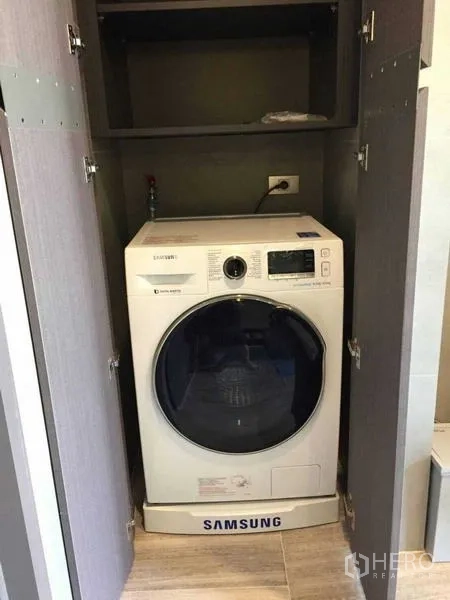 公寓 出租在Bang Rak, Bangkok - 公寓内柜体隐藏的前置式洗衣机。