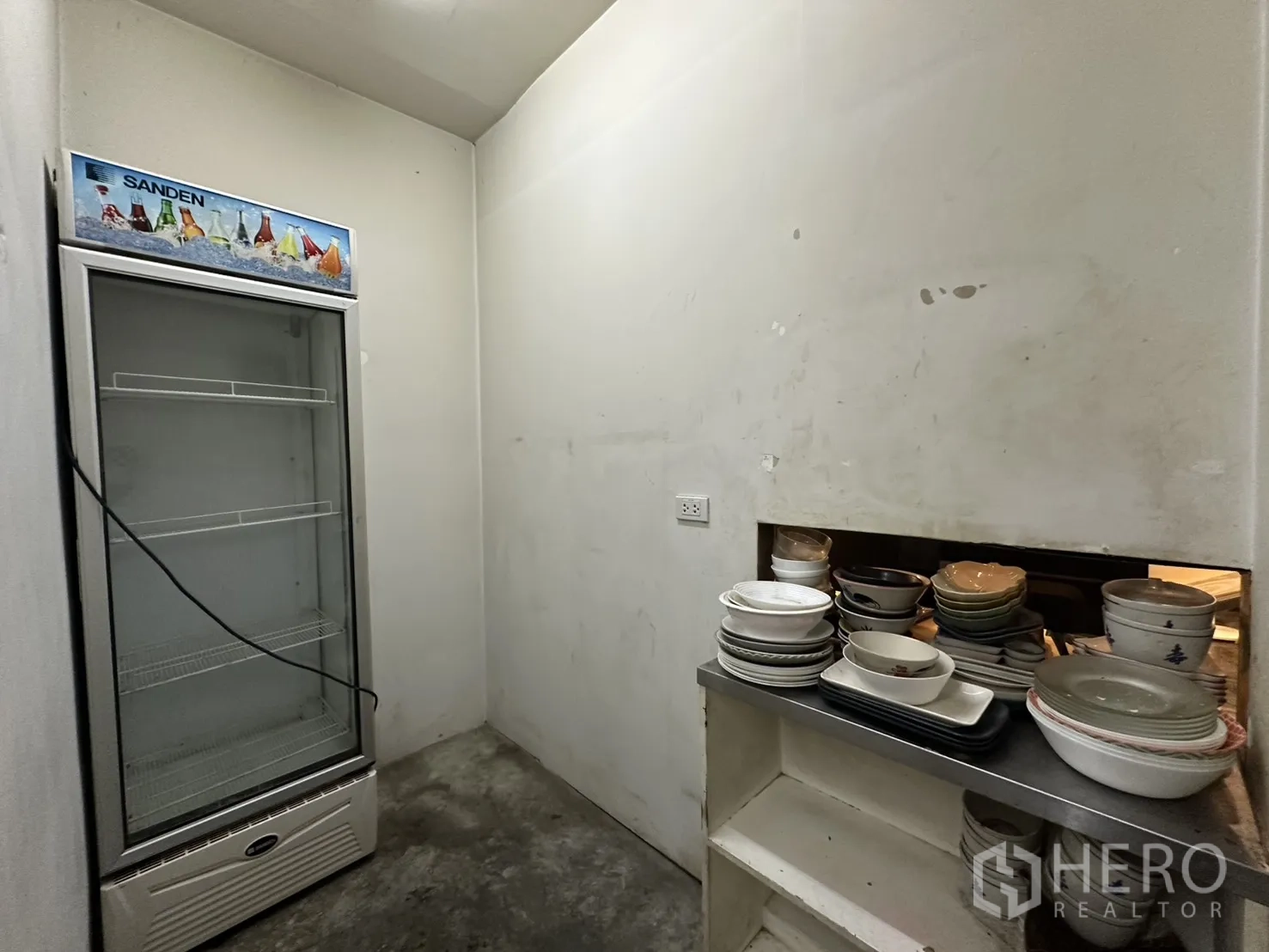 พื้นที่ขายของ for rent in Watthana, Bangkok - พื้นที่แพนทรีมีตู้แช่กระจกสูงและจานชามวางซ้อน