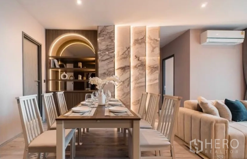 คอนโด for rent in Watthana, Bangkok - พื้นที่รับประทานอาหารกว้างพร้อมชั้นทรงโค้งมีไฟและเก้าอี้หกตัว
