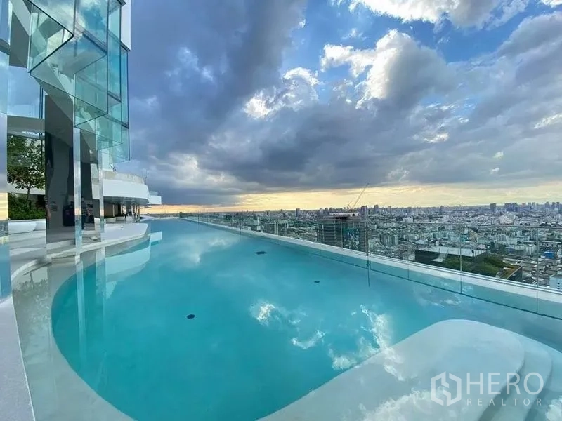 คอนโด ขายในRatchathewi, Bangkok - สระอินฟินิตี้บนดาดฟ้ามีราวกระจก มองเห็นกรุงเทพฯ ยามเย็น