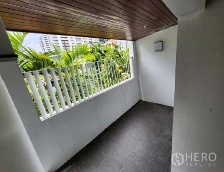 พื้นที่ขายปลีก ให้เช่าในWatthana, Bangkok - ระเบียงครึ่งเอาท์ดอร์เพดานไม้ ระแนงสีขาว มองเห็นต้นไม้