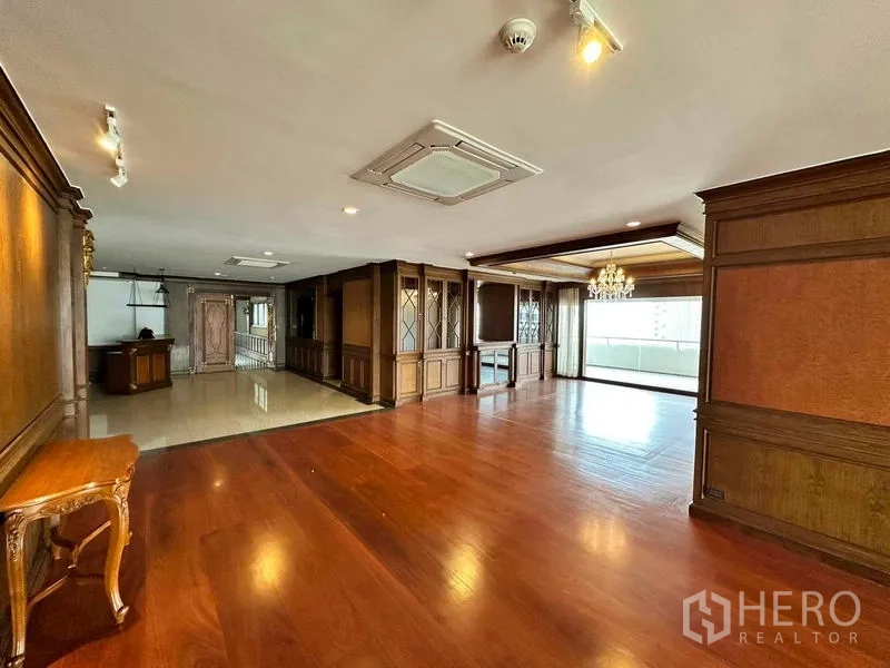 คอนโด ให้เช่าในBangkok - พื้นที่โอเพ่นแพลนกว้างพร้อมตู้ไม้คลาสสิกและระเบียงรับวิวเมือง