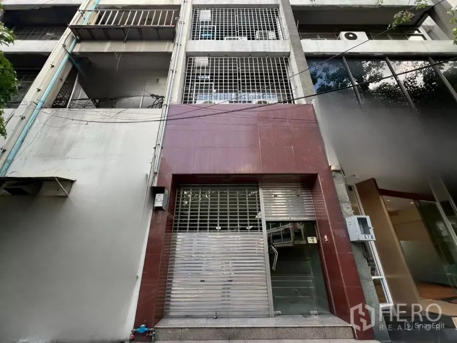 店屋 出租在Bang Rak, Bangkok - 色龙区五层临街商铺外立面，带金属卷闸与格栅门。