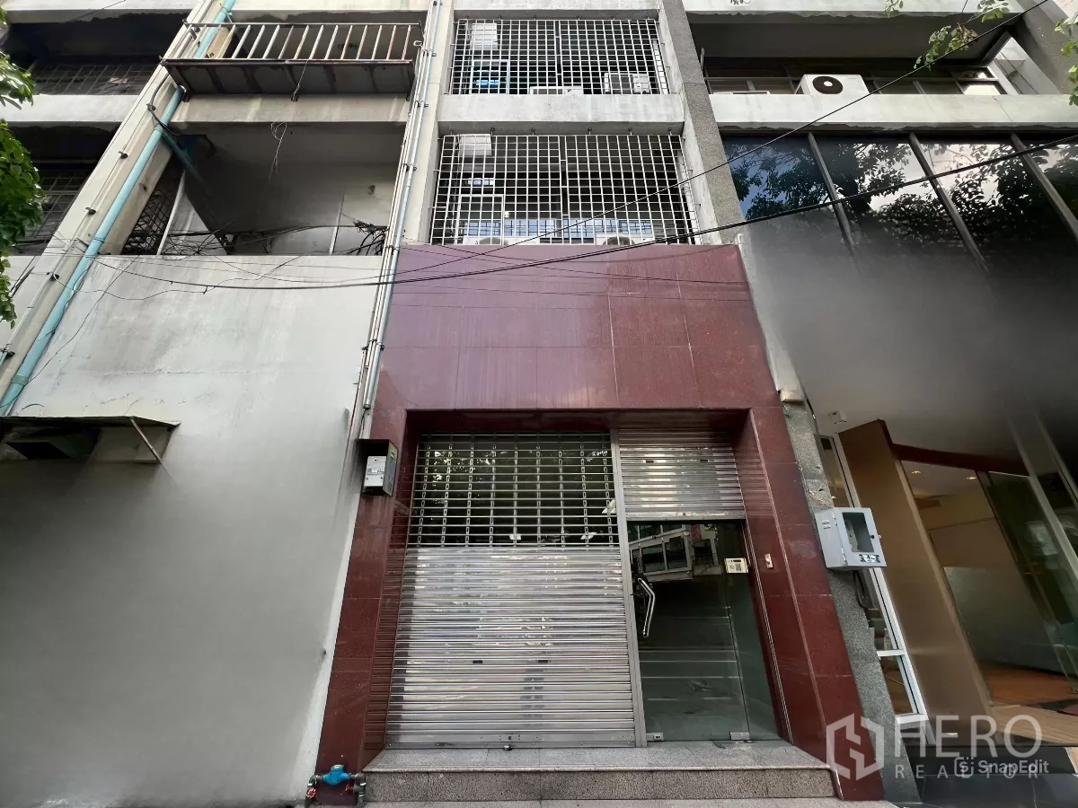 店屋 出租在Bang Rak, Bangkok - 色龙区五层临街商铺外立面，带金属卷闸与格栅门。