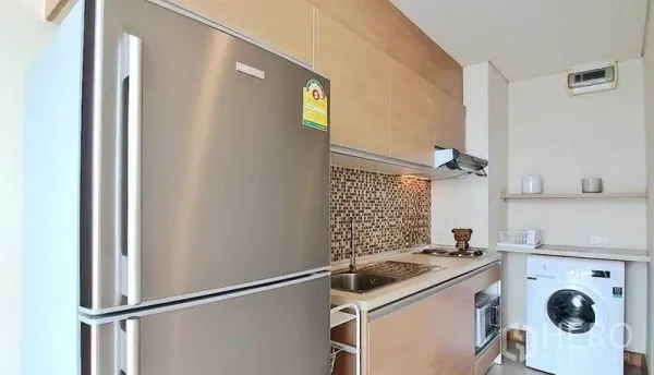คอนโด ให้เช่าในWatthana, Bangkok - ครัวบิลต์อินพร้อมตู้เย็นสแตนเลส กระเบื้องโมเสก เตา เครื่องดูดควัน และเครื่องซักผ้าในคอนโด