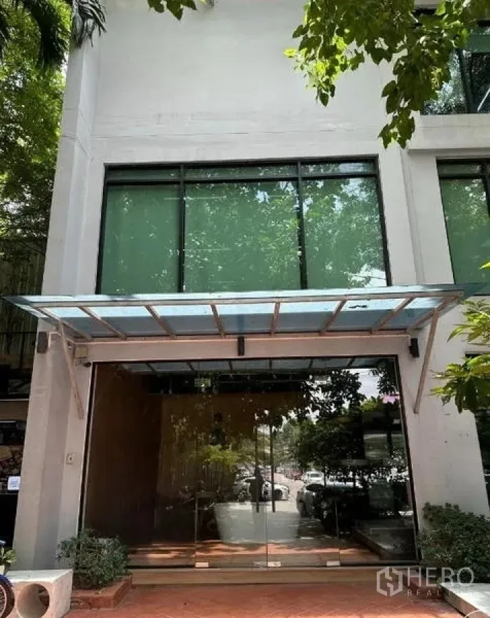 带办公室的家 出租在Wang Thonglang, Bangkok - 带玻璃门与雨棚的建筑入口，旺通朗家办外立面