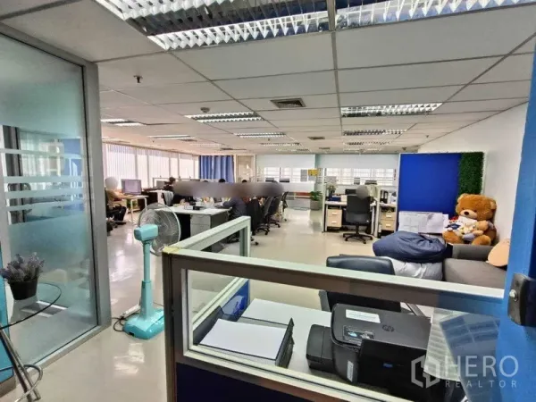 สำนักงาน ให้เช่าในRatchathewi, Bangkok - พื้นที่สำนักงานแบบเปิดโล่งย่านอโศกพร้อมโต๊ะทำงาน ผนังกระจก และมุมพักผ่อน.