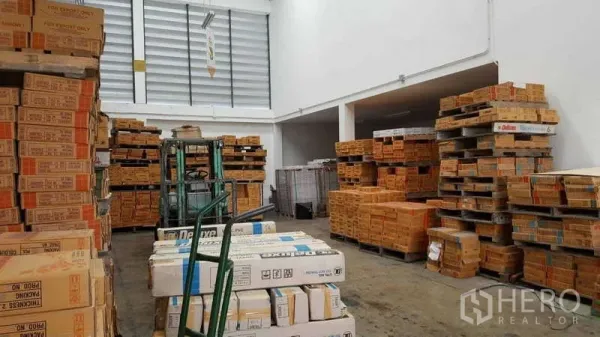 คลังสินค้า ขายในBang Kapi, Bangkok - คลังเก็บสินค้าพื้นที่กว้างมีพาเลทและช่องระบายอากาศสูง