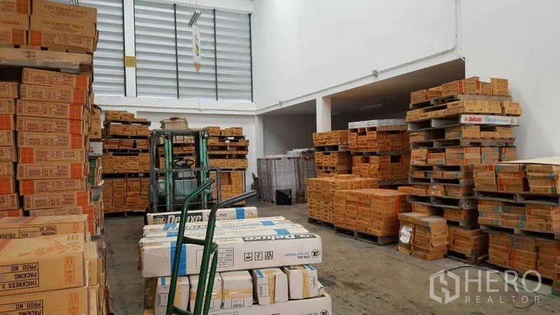 คลังสินค้า ขายในBang Kapi, Bangkok - คลังเก็บสินค้าพื้นที่กว้างมีพาเลทและช่องระบายอากาศสูง
