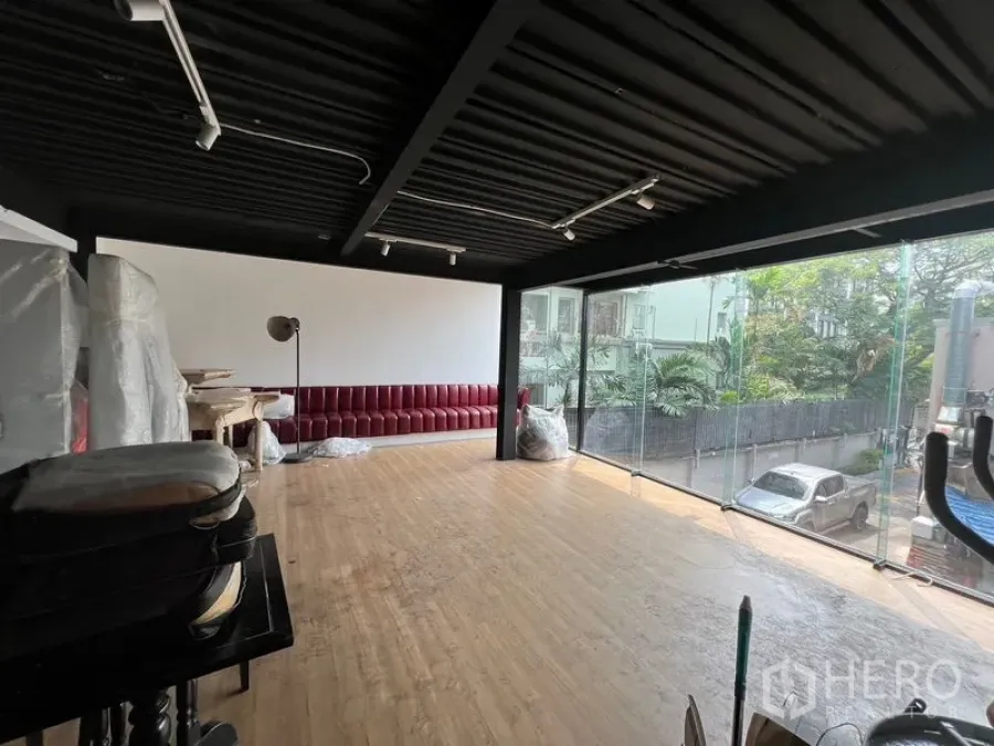 零售空间 出租 - 开阔展示间，环景玻璃立面、木地板与黑色钢结构天花