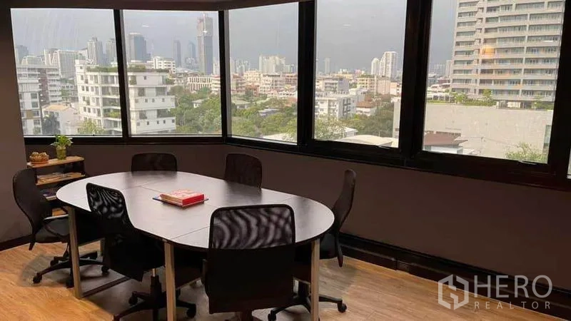 สำนักงาน ให้เช่าในKhlong Toei, Bangkok - ห้องประชุมขนาดเล็ก โต๊ะวงรี พร้อมวิวเมืองผ่านหน้าต่างมุมอาคาร