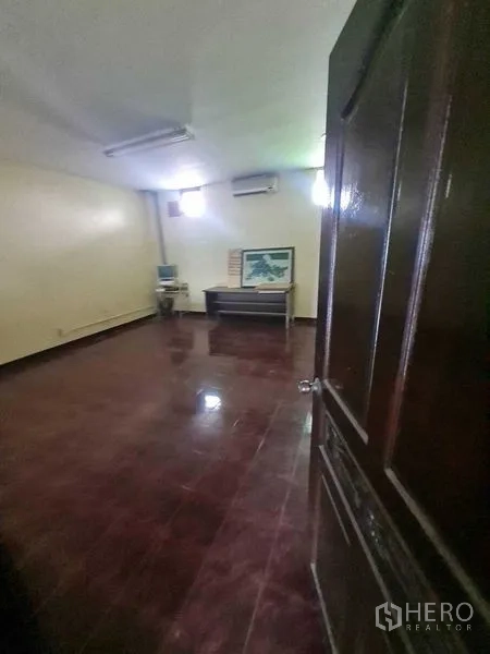 คลังสินค้า ให้เช่าในBang Yai, Nonthaburi - ห้องทำงานส่วนตัว ปูกระเบื้องแดงไวน์ มีโต๊ะและแอร์แขวนผนัง