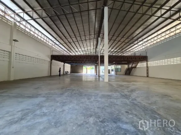 Warehouse for rent in Khlong Toei, Bangkok - Expansive warehouse interior with high steel-truss roof and concrete floor.