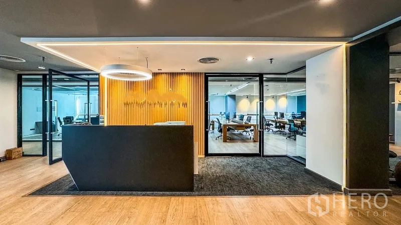 办公室 for rent in Bang Rak, Bangkok - 现代感接待台，顶灯环形灯具，通往各工作区。