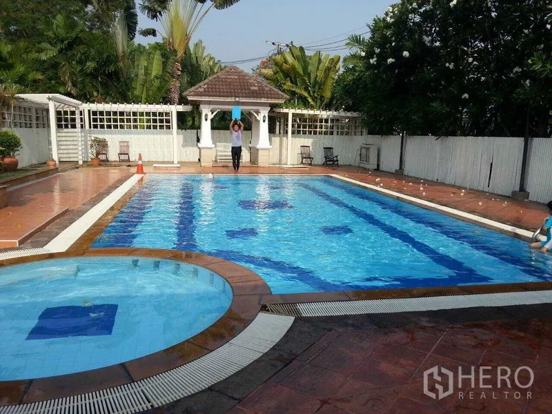 独立式住宅 出租在Phra Khanong, Bangkok - 社区游泳池，设有儿童池、凉亭与热带园景。
