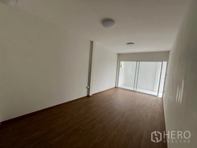 สำนักงานที่บ้าน ให้เช่าในHuai Khwang, Bangkok - ห้องลึกเชื่อมสู่ลานรับแสงส่วนตัวด้วยประตูกระจกบานเลื่อน