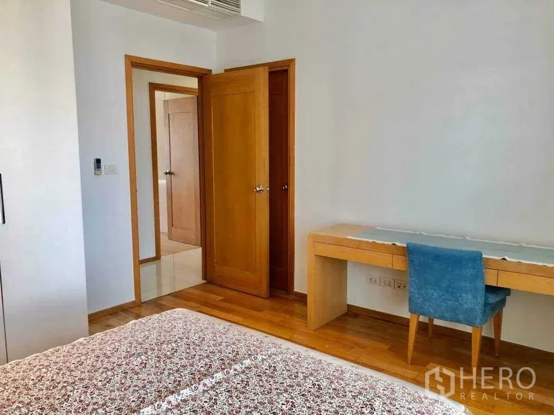 คอนโด ขายในKhlong Toei, Bangkok - ห้องนอนที่สามพร้อมโต๊ะทำงานยาวและเก้าอี้สีน้ำเงิน พื้นไม้