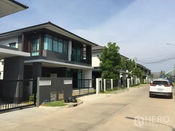 Detached House for rent in Bang Kapi, Bangkok - Modern two-storey detached house with gated frontage on a quiet estate road in Bang Kapi, Bangkok.