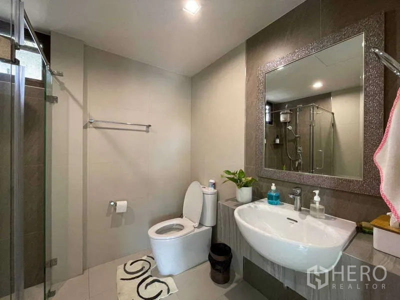 带办公室的家 出租在Watthana, Bangkok - 第二卫浴，玻璃淋浴、大片镜面与台盆