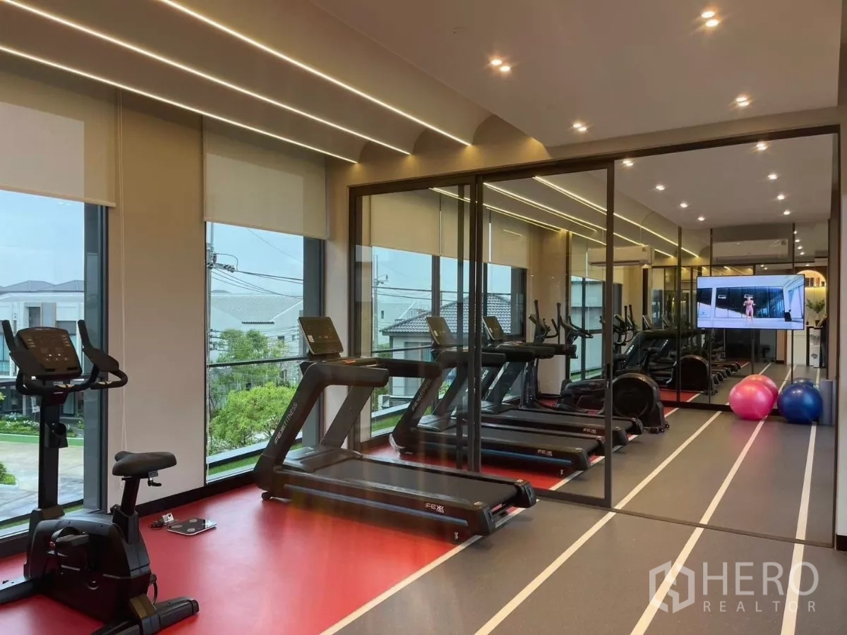 ทาวน์เฮาส์ ให้เช่าในSamut Prakan - ห้องฟิตเนสผนังกระจก มีลู่วิ่ง จักรยาน และกระจกบานใหญ่