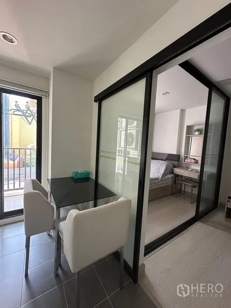 คอนโด ขายในKhlong Toei, Bangkok - เลย์เอาต์แบบเปิด เห็นห้องนอนหลังผนังกระจกและครัวด้านข้าง