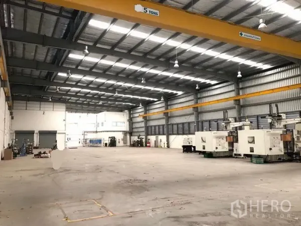工厂 出租在Bang Sao Thong, Samut Prakan - 高钢结构厂房，采光良好，配5吨天车。