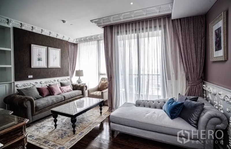 Condominium for rent or sale in Khlong Toei, Bangkok - Elegant lounge area with chaise longue, marble coffee table and full-height glazing.