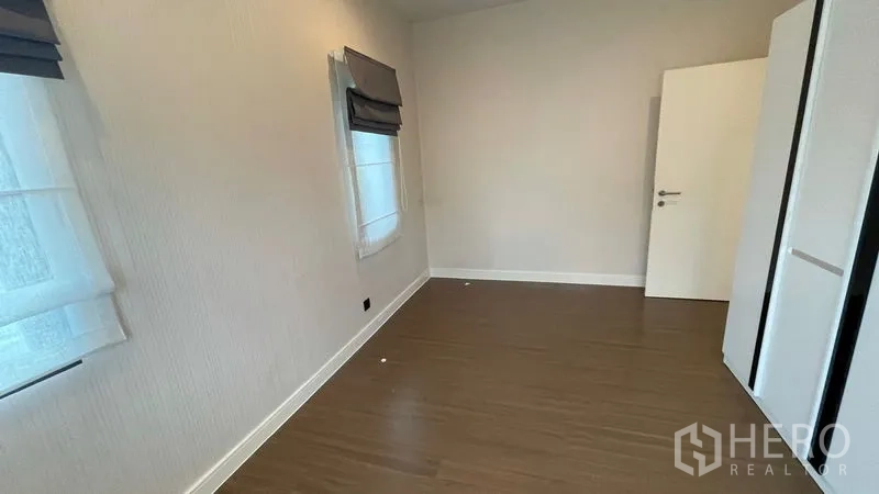 บ้าน ให้เช่าในBang Kapi, Bangkok - ห้องนอนรอง พื้นไม้ หน้าต่างสองด้าน ตู้เสื้อผ้าสีขาว