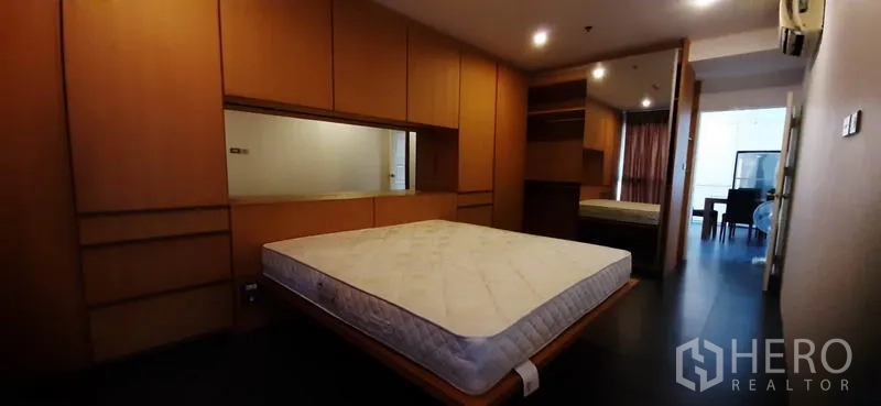 คอนโด ให้เช่าในPhaya Thai, Bangkok - ห้องนอนหลักเตียงแพลตฟอร์ม มีตู้เก็บของบิวท์อินจำนวนมากและไฟนุ่มนวล