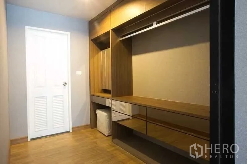 คอนโด ให้เช่าในKhlong Toei, Bangkok - ห้องแต่งตัวพร้อมตู้เสื้อผ้าบิวท์อินเต็มผนังและโต๊ะเครื่องแป้ง