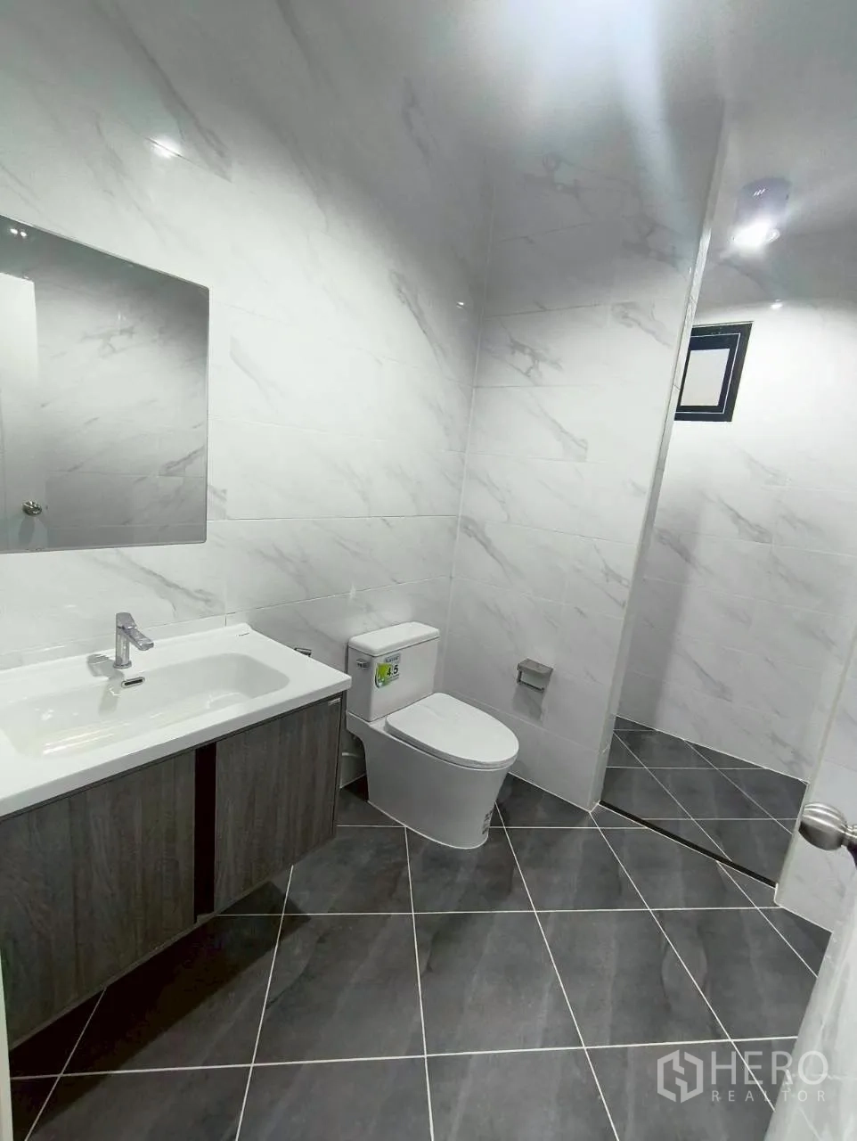 仓库 for rent in Mueang Nonthaburi, Nonthaburi - 浴室配洗手台、坐便器及瓷砖地面与墙面。