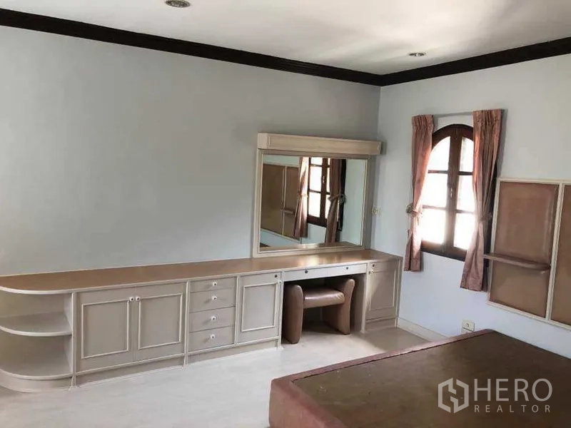 บ้าน ให้เช่าในPhra Khanong, Bangkok - ห้องนอนกว้างพร้อมโต๊ะเครื่องแป้งบิลท์อิน กระจก และหน้าต่างโค้ง