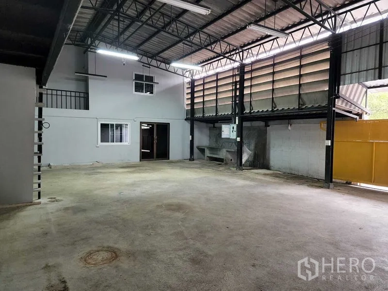 货栈 出租在Chatuchak, Bangkok - 仓库货湾展示通风百叶、钢柱与平整的混凝土地面。